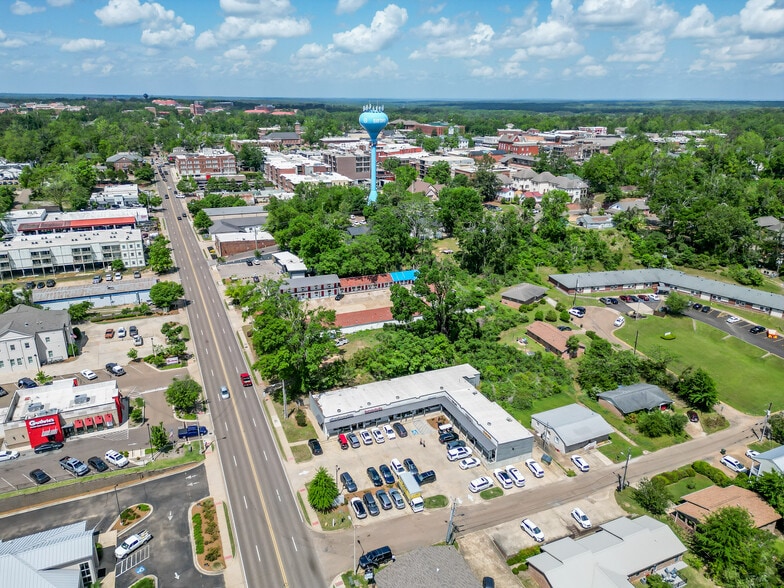 More Photos Of 1525 University Ave, Oxford General Retail For Sale