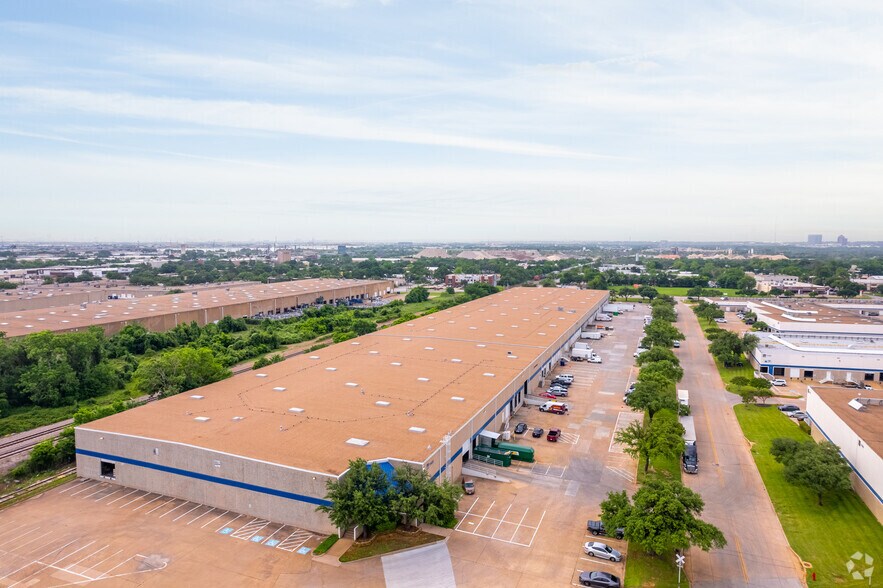 More Photos Of 11410-11420 Mathis Ave, Farmers Branch Distribution For Lease