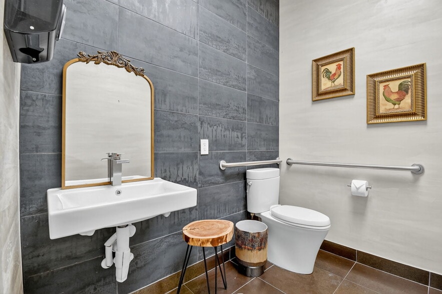 More Photos Of 2800-2890 W State Road 84, Fort Lauderdale Showroom For Sale