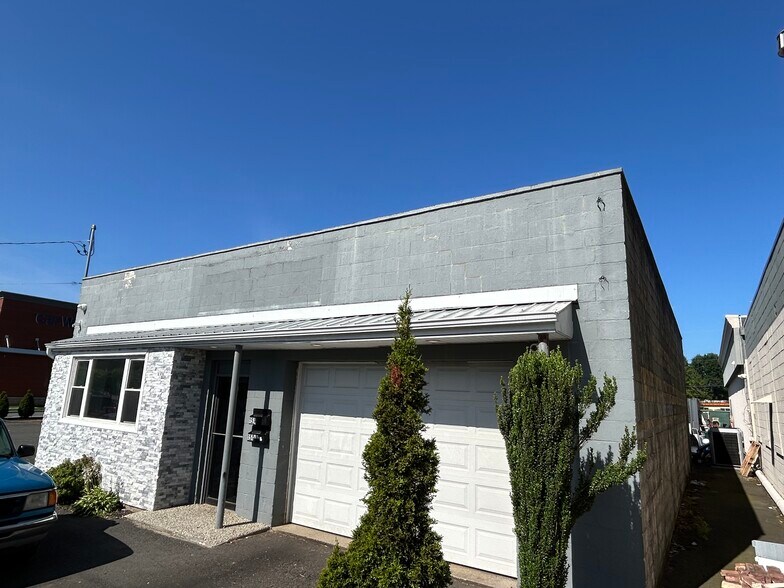 More Photos Of 151 Kitts Ln, Newington Freestanding For Sale