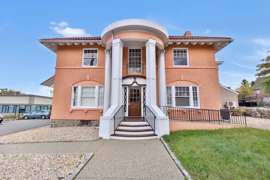 Primary Photo Of 1022 N Broadway, Yonkers Office For Lease