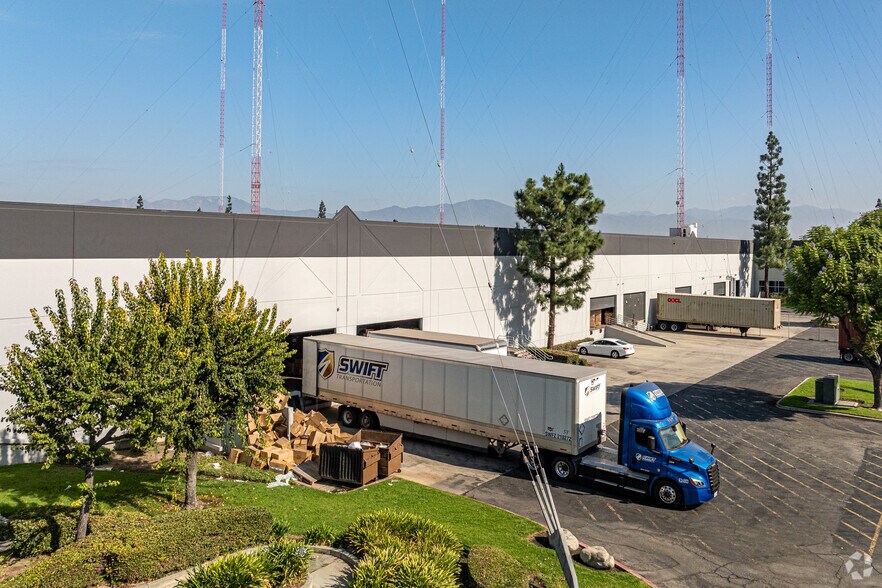More Photos Of 345-455 S 6th Ave, City of Industry Distribution For Lease