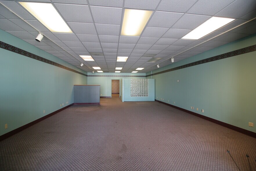 More Photos Of 1001 N Western Ave, Marion Office For Lease