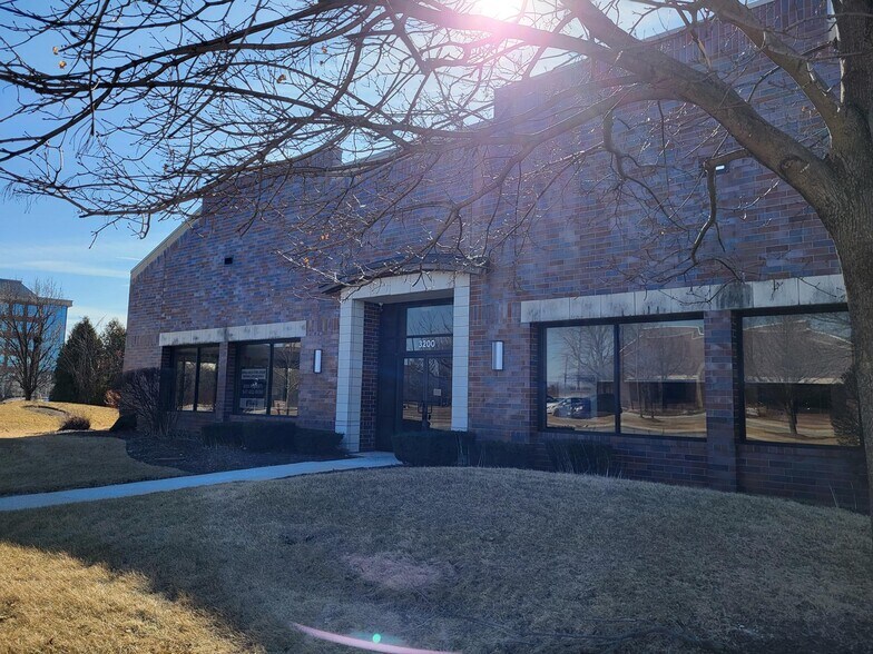 More Photos Of 3200 W Higgins Rd, Hoffman Estates Medical For Lease