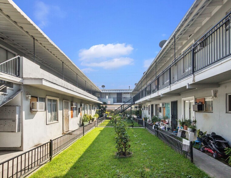 More Photos Of 902 E 17th St, Santa Ana Apartments For Sale