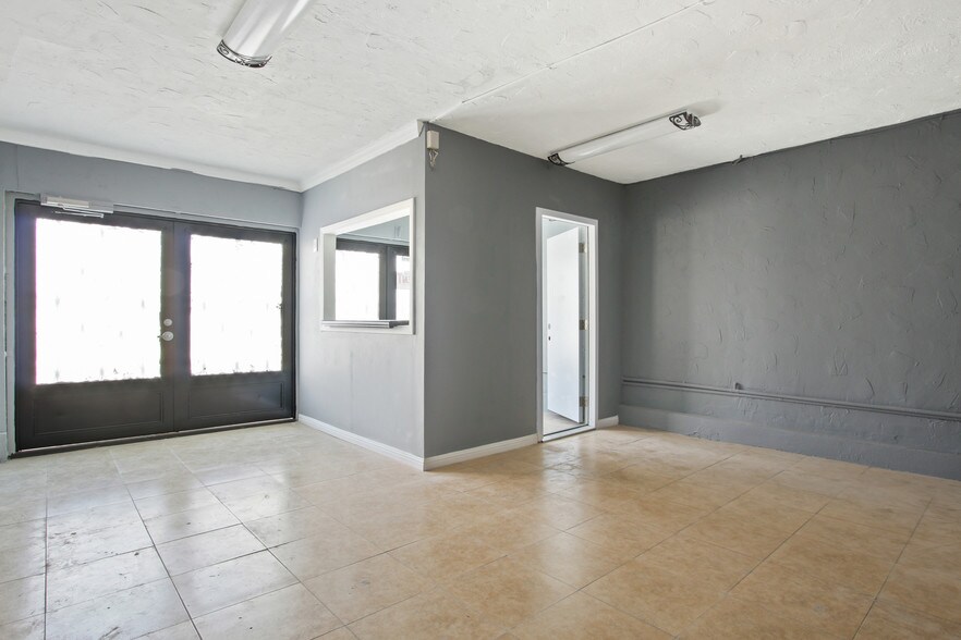 More Photos Of 2245-2251 Westwood Blvd, Los Angeles Storefront For Sale