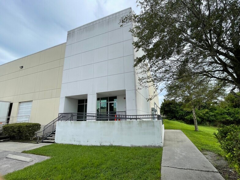More Photos Of 1700 35th St, Orlando Warehouse For Lease