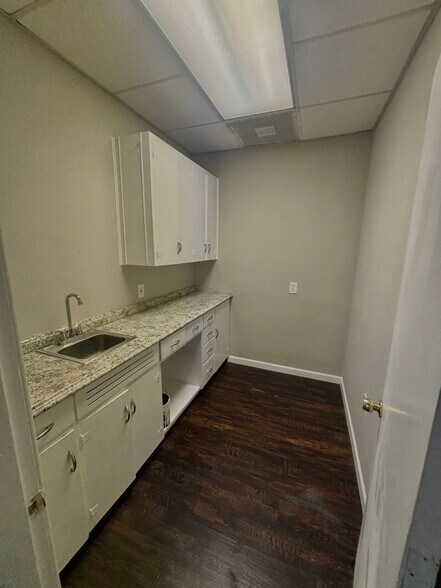More Photos Of 1214 N Main St, Anderson Office For Lease