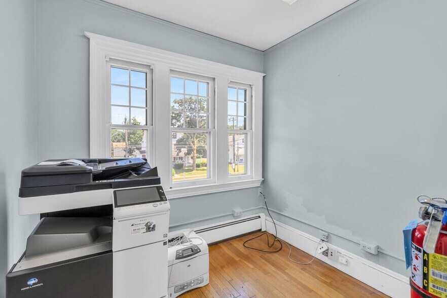 More Photos Of 110 Main St, Manchester Office Residential For Sale