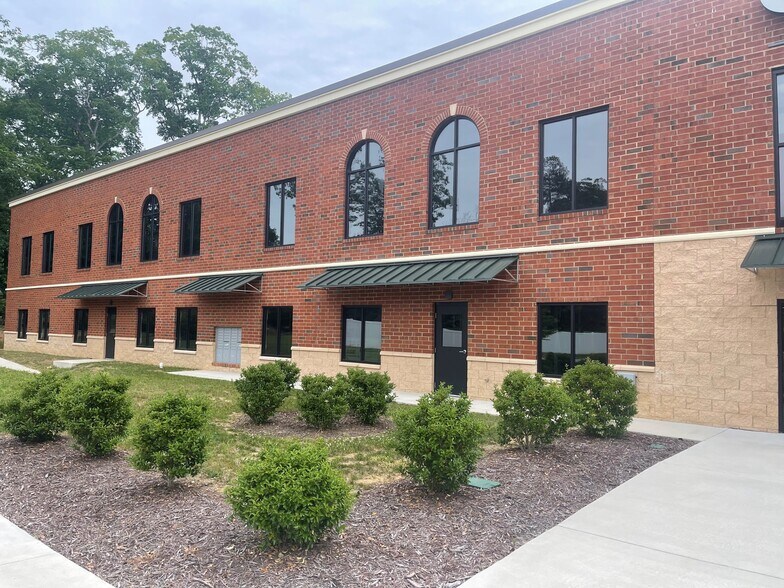 More Photos Of 27 N Courthouse Rd, Richmond Self Storage For Lease