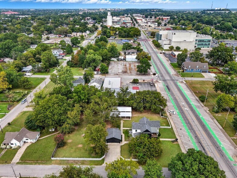 More Photos Of 924 S Main St, Broken Arrow Showroom For Sale