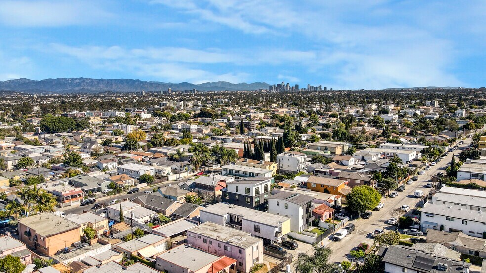 More Photos Of 5447 Blackwelder St, Los Angeles Apartments For Sale