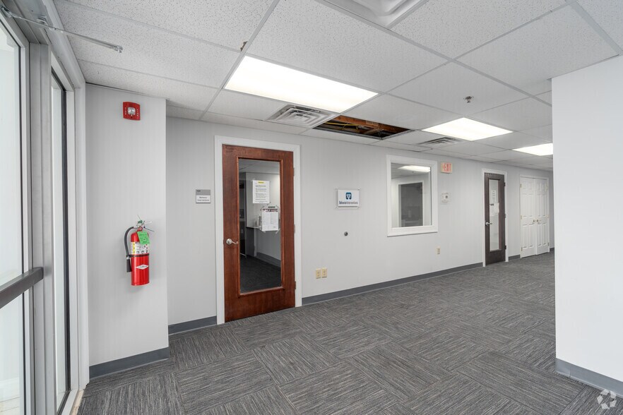 More Photos Of 190 N Evergreen Ave, Woodbury Office For Lease