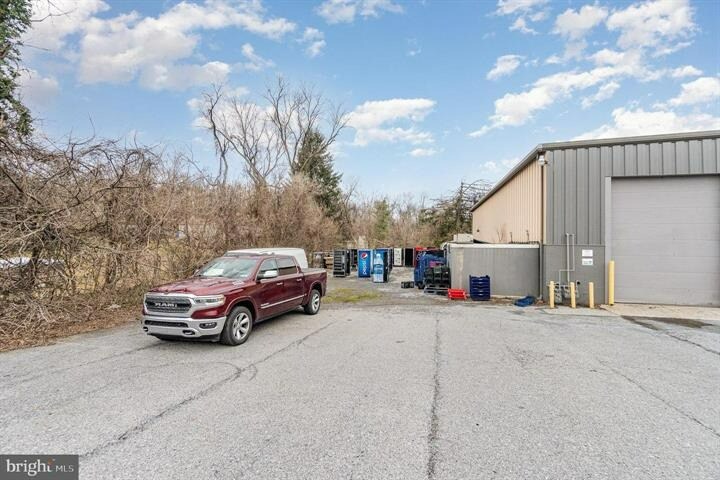 More Photos Of 122 Beech St, Carlisle Light Distribution For Lease