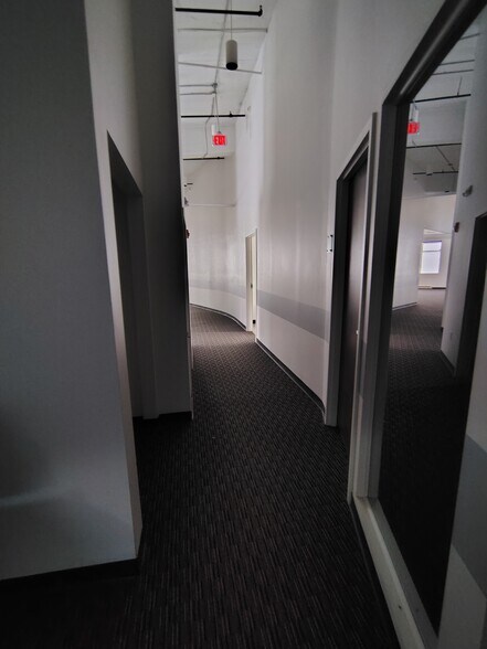 More Photos Of 18-22 Masse Pl, Batavia Warehouse For Lease