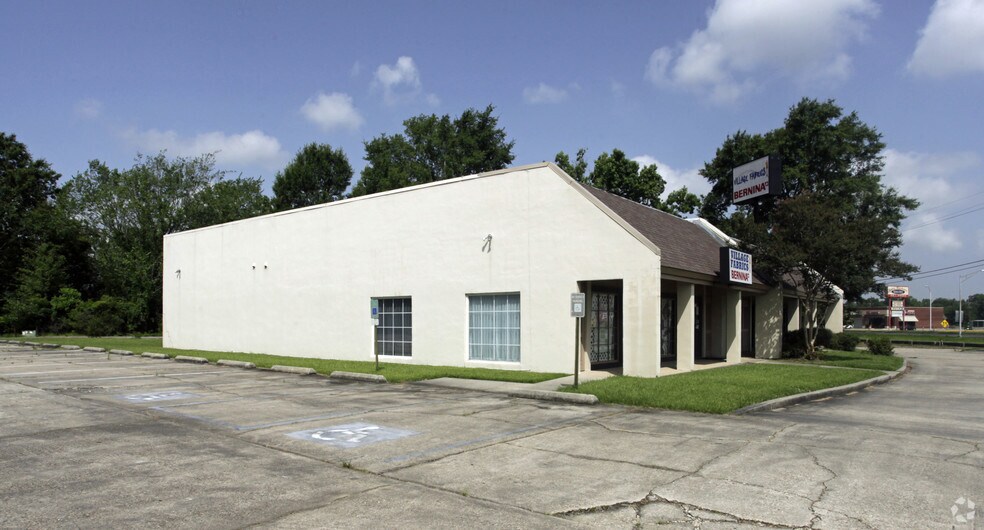 Primary Photo Of 8550-8540 Florida Blvd, Baton Rouge Freestanding For Sale