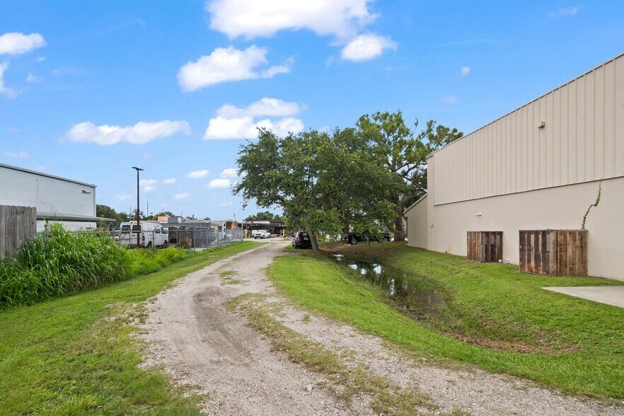 More Photos Of 2239 15th St, Sarasota Warehouse For Sale