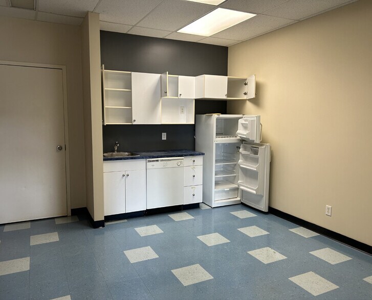 More Photos Of 18150 111th Ave NW, Edmonton Flex For Lease