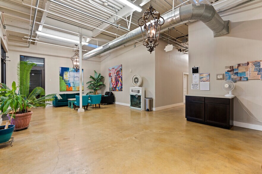 More Photos Of 3363 E Commerce St, San Antonio Unknown For Lease