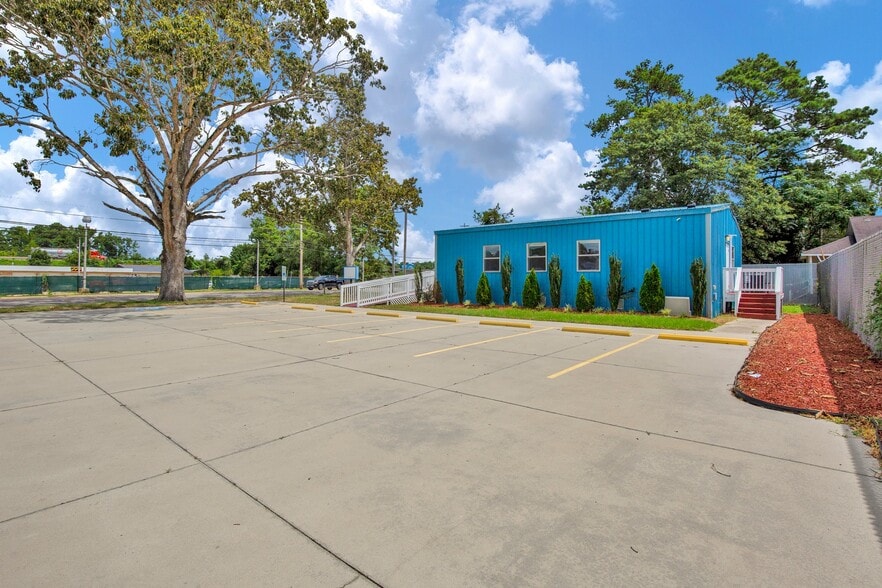 More Photos Of 2407 W 5th St, Lumberton Office For Sale