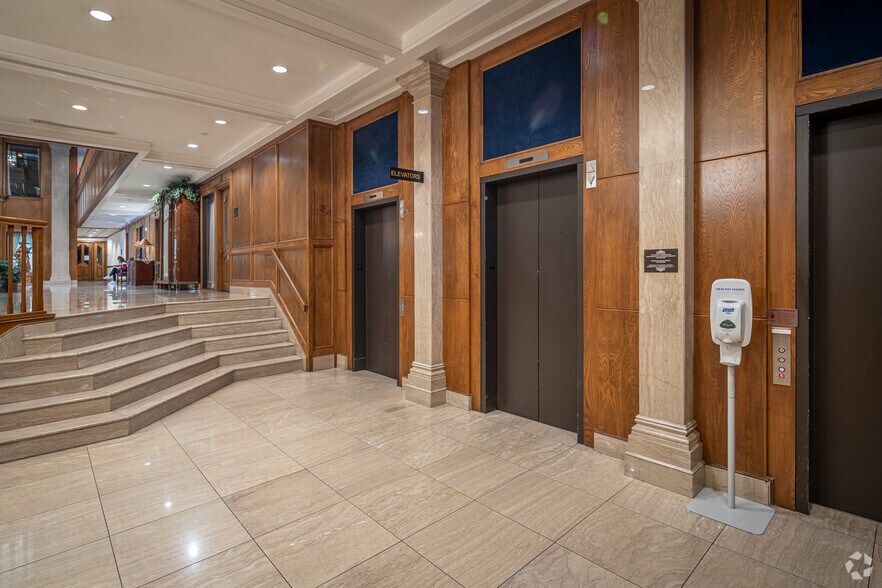 More Photos Of 952 Echo Ln, Houston Office For Lease