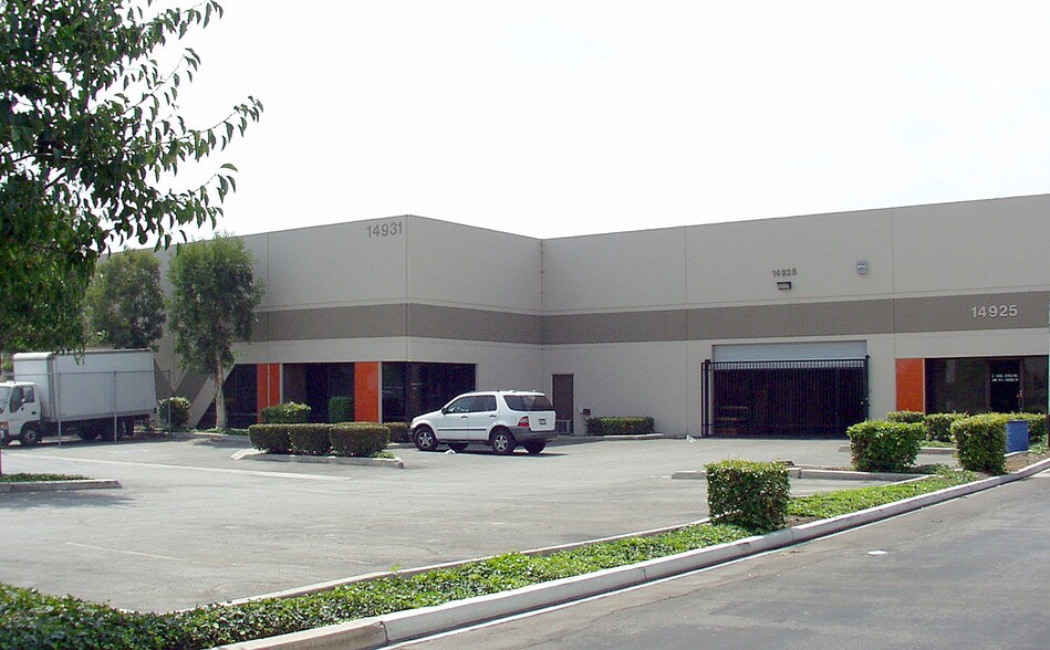 More Photos Of 14925-14931 Gwenchris Ct, Paramount Distribution For Lease