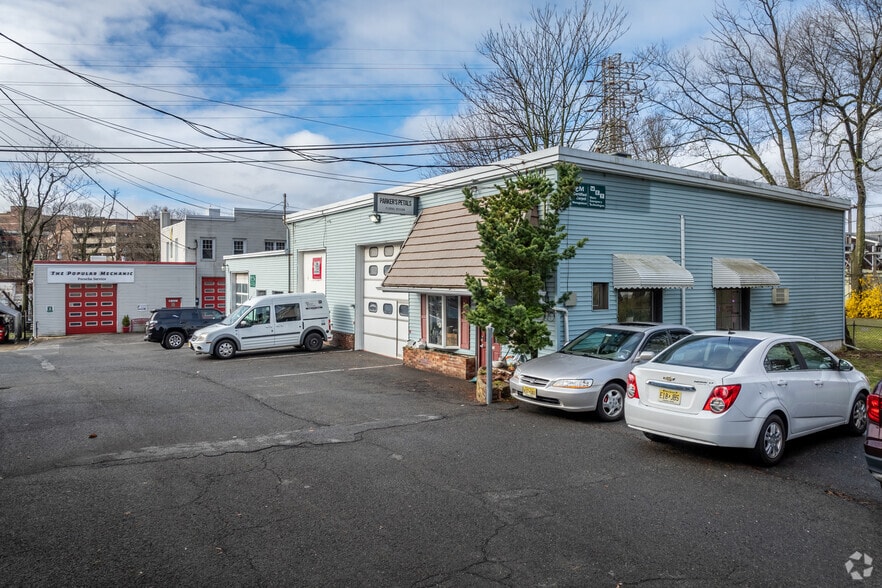 Primary Photo Of 20 Franklin Pl, Summit General Retail For Sale