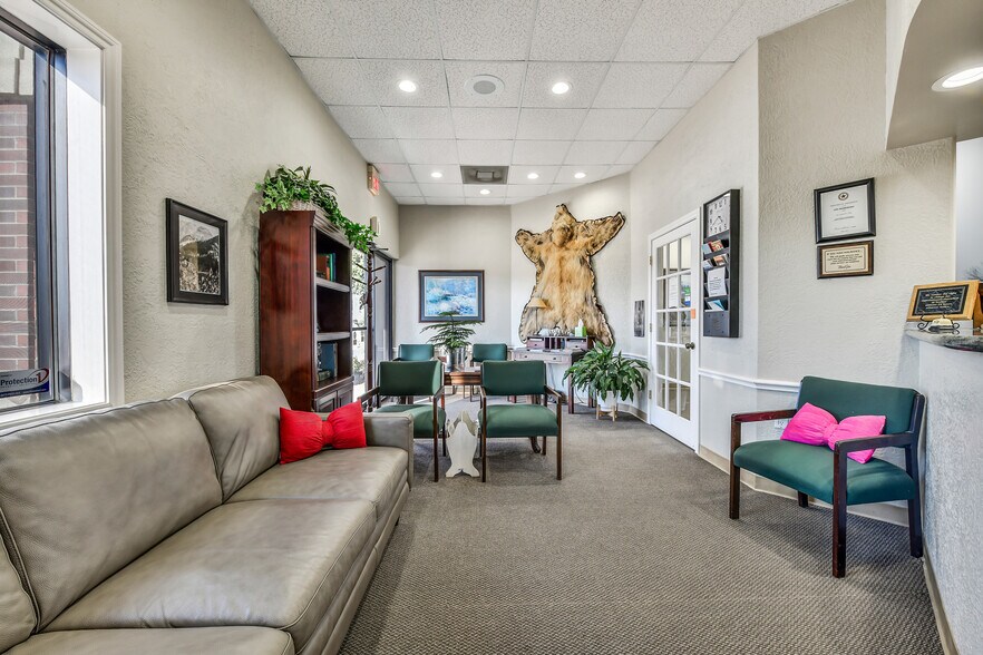 More Photos Of 2401 Parkwood Ave, Friendswood Office For Sale