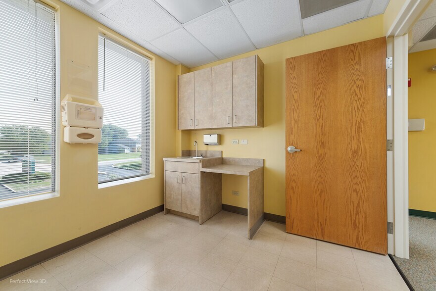 More Photos Of 507 W Kendall Dr, Yorkville Medical For Lease