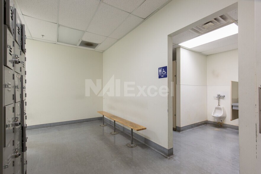 More Photos Of 1710 Whitney Mesa Dr, Henderson Warehouse For Lease