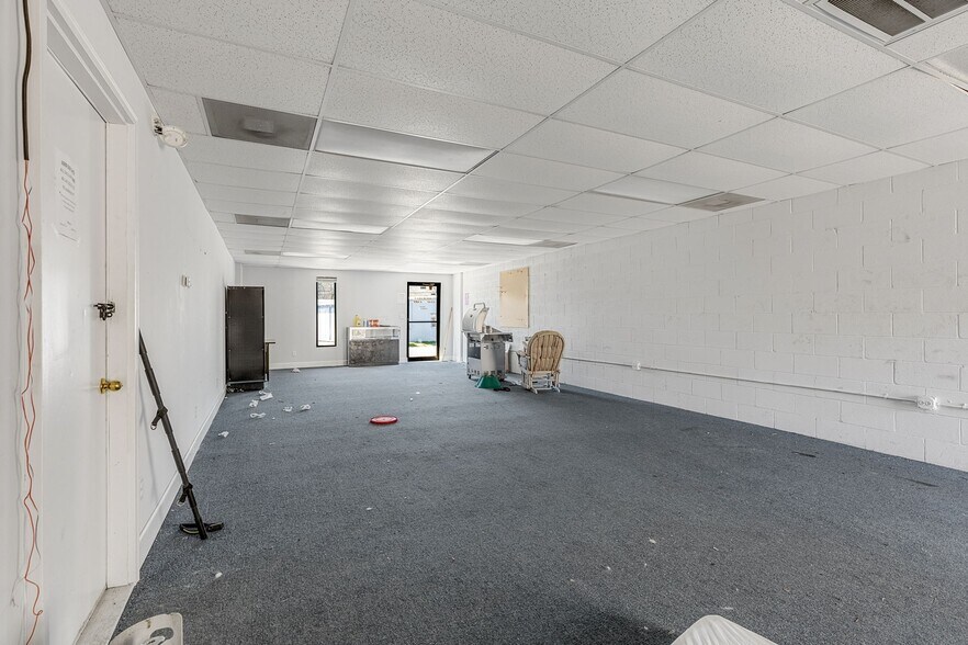 More Photos Of 100 Hillcrest Dr, Laurens General Retail For Lease