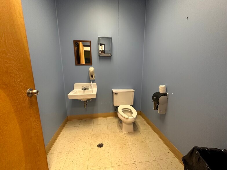 More Photos Of 811 N Macomb St, Monroe Office For Sale