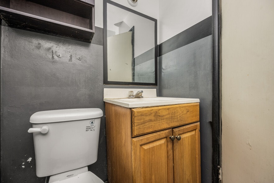 More Photos Of 111 E Wilhelmina St, Anaheim Auto Repair For Lease