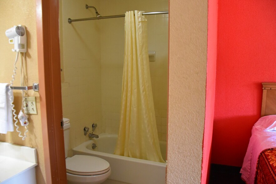 More Photos Of 1407 E Rusk St, Jacksonville Hotel For Sale