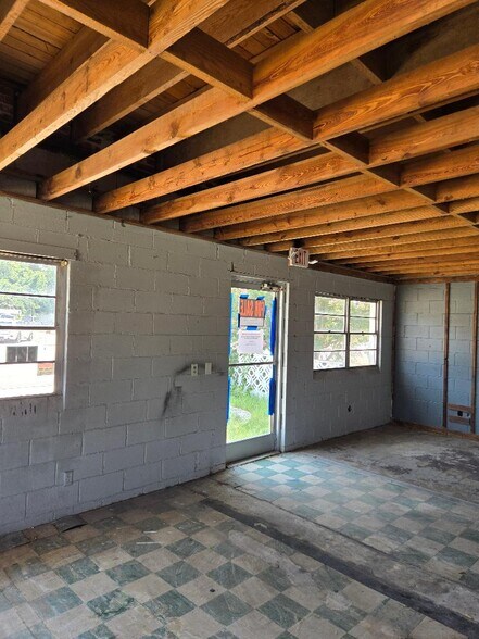 More Photos Of 626 W Carolina Ave, Hartsville Showroom For Sale