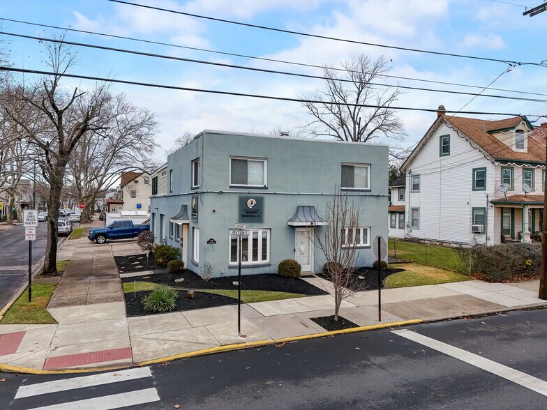 More Photos Of 329 Otter St, Bristol Flex For Lease