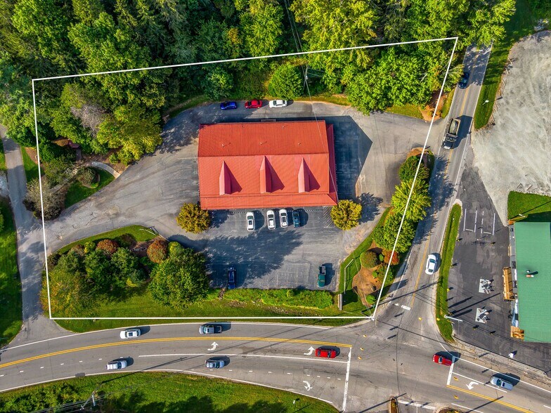 More Photos Of 271 Old Barn Rd, Hendersonville Medical For Sale