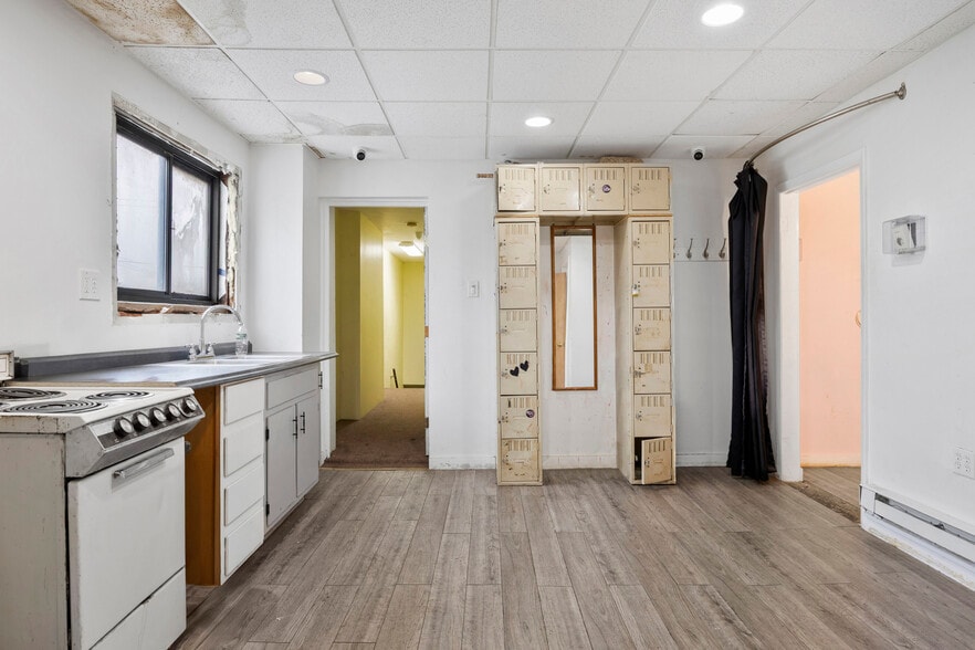 More Photos Of 1118 Broadway, Albany Bar For Sale