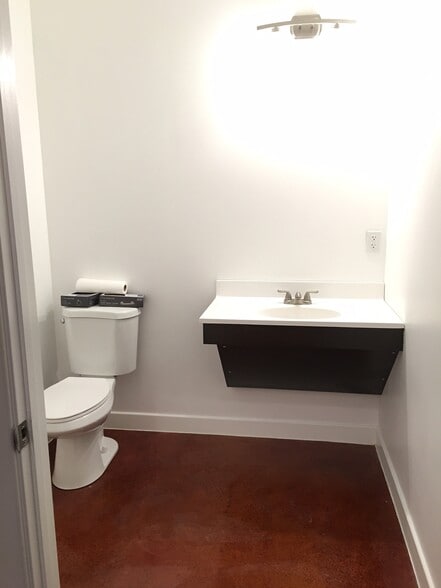 More Photos Of 2008 Central Ave, Cincinnati Loft Creative Space For Lease