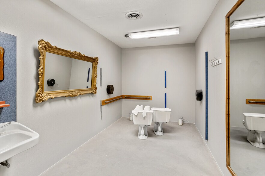 More Photos Of 101 W Laurel Ave, Damascus General Retail For Sale