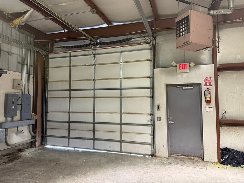 More Photos Of 327 Ashland Rd, Mansfield Showroom For Lease