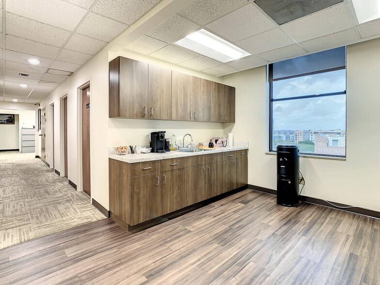 More Photos Of 707 N Franklin St, Tampa Office For Sale
