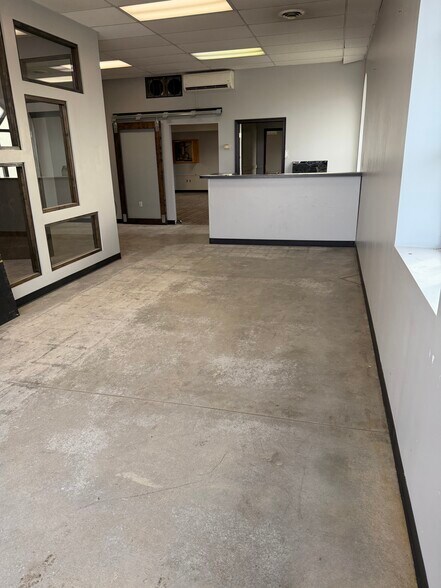 More Photos Of 3260 N 20th St, Lincoln Flex For Lease