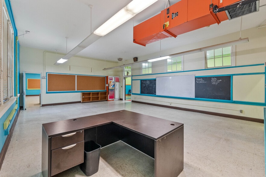 More Photos Of 5710 Wesconnett Blvd, Jacksonville Schools For Lease
