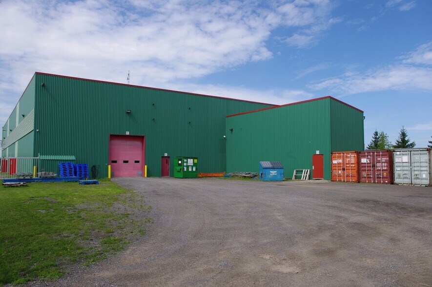 More Photos Of 31 Rue De La Coopérative, Rigaud Department Store For Lease