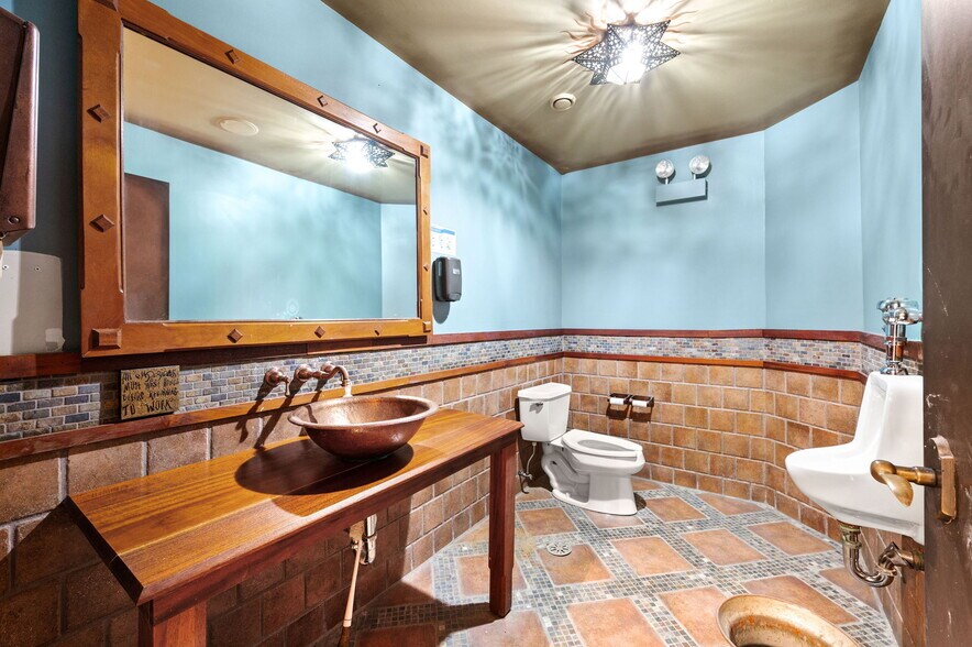 More Photos Of 3115 N Lincoln Ave, Chicago Restaurant For Sale