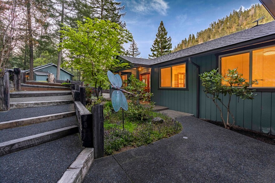 More Photos Of 11744 Galice Rd, Merlin Hotel For Sale