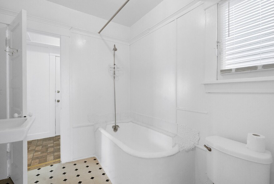 More Photos Of 2006 Strongs Dr, Venice Apartments For Sale