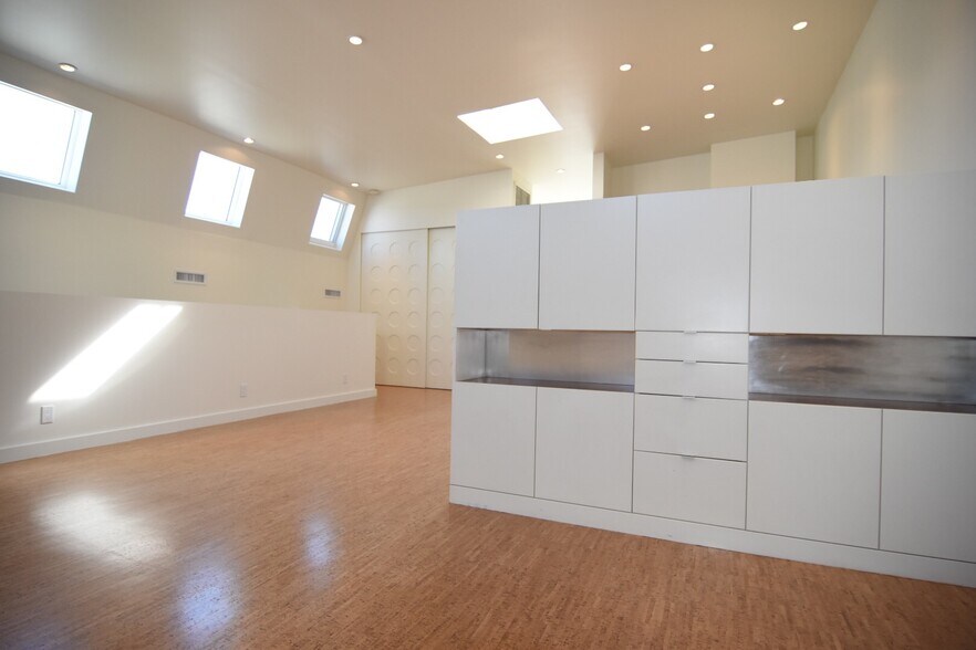 More Photos Of 310-312 Venice Way, Venice Loft Creative Space For Lease