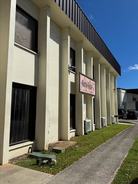More Photos Of 4369 Lawehana St, Honolulu Warehouse For Lease